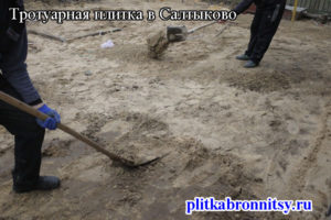 Подготовка грунта для укладки тротуарной плитки (село Салтыково Раменского района Московской области)