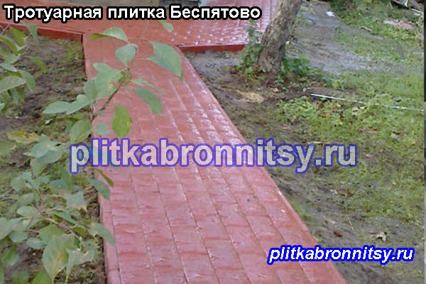 Пример укладки брусчатки на пешеходных дорожках в саду на даче (Беспятово, Раменский район, Московская область)